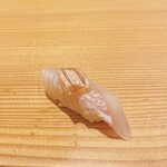 河原町 一 - ヒラメ昆布締め　上にはエンガワ