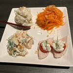 ワインと日本酒 居酒屋 Hana - 前菜セットは柿の白和え、キャロットラペ、鶏ハムカルパッチョ＋ゴルゴンゾーラのポテトサラダ