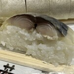 若廣 - 鯖寿し　匠　身が分厚く身も乾燥してなくて美味しいです。