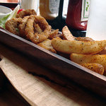 BELLOWS BURGER - サイドディッシュ2種盛り合わせ680円（フライドポテト＋カラマリフライ〈イカリング〉）