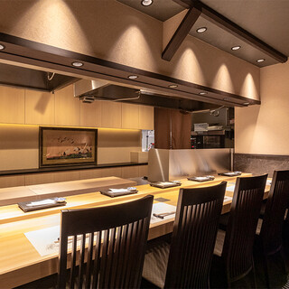 高品質的櫃檯座位。享受身臨其境的日本料理體驗和我們廚師的熱情好客。