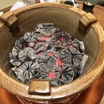 江戸三 - 鍋の炭火