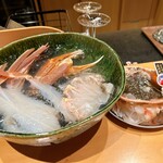 華丸吉日 - 蟹刺しを氷水につけて華を開かせます
