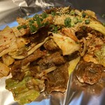 玉造お好み焼き ぶ武 - すじ塩キムチ。ブタキムチもいいですが、すじは大阪の味。