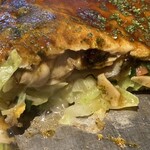 玉造お好み焼き ぶ武 - 季節限定、牡蠣のお好み焼きの断面。牡蠣がたっぷりです。