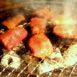 Horumon Yakiniku Shiawaseya - 炭火で焼きあげたお肉は味が違います！