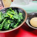 豚骨醤油ラーメン 王道家 - 純生ほうれん草、燻製玉子