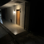 懐石 円相 - 暗い路地に凛とした佇まい