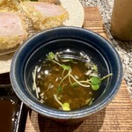 Tonkatsu Daiki - 自家製かつお出汁
                        最後にご飯にかけ、サラサラっといただくのがまた旨い！