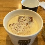 スープストックトーキョー - 「フェルメールの“牛乳を注ぐ女”のスープ」と「ゴッホの玉葱スープ」セット 1290円。