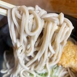 ごん兵衛 - 揚げ油のコクが溶け出した蕎麦汁を纏う茹で置き蕎麦