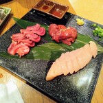 炙り山賊 - 特選三種盛り　1590円 （上ズリ・上レバー・ササミ）
