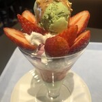 ホブソンズ アイスクリームパーラー - ピスタチオといちごのパフェ