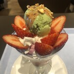 ホブソンズ アイスクリームパーラー - ピスタチオといちごのパフェ