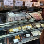 越路 - 店内のショーケース