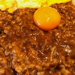 だるま - だるまカレー　卵黄載せて