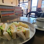 Coffee＆Lunch チャム - サンドウィッチモーニング(税込600円)
            ①ハム玉子レタスのサンドウィッチ
            ②千切りキャベツ、玉子&マヨネーズ和えパスタ、ハム添え
            お飲み物(セットドリンク)①HOT珈琲