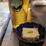 Aogashima ya - お通しの自家製ごま豆腐とビール　たしか610円