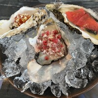 C:GRILL - 生牡蠣のドレス添えセット(左:いくら&ホープラディッシュ&淡路島レモン、中:フィンガーライム&ピンクペッパーミニョネット、右:大根&昆布オイル&ロングペッパー) ¥2,100