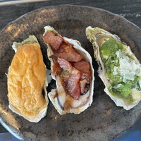 C:GRILL - ベイクドオイスターセット(左:カニインペリアル、中:キルパトリック、右:ロックフェラー) ¥2,500