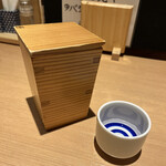 本格板前居酒屋 お魚総本家 - 日本酒に詳しい友人と呑むので本日はおまかせ状態。
一杯目だけメモが…一白水成の特別純米酒！美味。
冷酒はこの不思議な木の器に入れてくれるのですがこれがかなり注ぎにくい笑　お酒溢れやすいので注意。