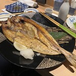 Honkaku Itamae Izakaya Osakana Souhonke - 店内のセンターでじっくり焼き上げる炉端焼き
                こちらはホッケの開き。めちゃくちゃデカい！美味しい。