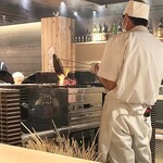 Honkaku Itamae Izakaya Osakana Souhonke - ウワサの焼き台　鰹を藁焼きしてるところ
      カウンター席ならどこからでも観れます！