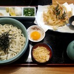 うどん本陣 山田家 - ぶっかけうどん＋玉子＋かき揚げ