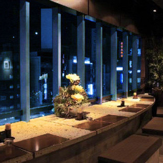 Counter seats where you can enjoy your meal while admiring the night view of Shinjuku