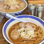 ni るい斗 - ぺーぱん麺とぺーぱんチャーシューの豚骨醤油ラーメン+味玉