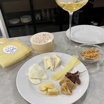 ワインショップ ブランコ - 岡山県吉田牧場チーズ3種（枝付きレーズンとドライイチヂク添え）とポップル