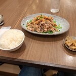 四川飯店 - 白いご飯と、豚肉のガーリックソースです。