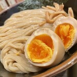 舎鈴 - 君の大きな瞳では無く(^^)黄身の立派な味玉と丁寧な盛り付けの麺