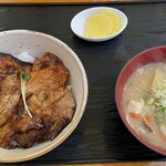 炭火焼豚丼 とんび - 子豚（ミックス）＋豚汁