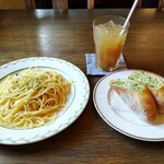 Cafe Ephemera - ペペロンチーノ、ガーリックトースト、グレープフルーツジュース