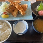 三崎「魚市場食堂」 - 日替わりフライと刺身定食（1980円）　フライはエビ・イカ・アジ・メカジキ