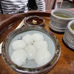 石部屋 - 餅がくっ付かない様に、白湯に浸してある