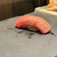 築地青空三代目 大名古屋ビルヂング店 - 中トロ　赤酢の寿司飯と合います！