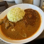 Curry kadan - あいがけカレー　左がチキン、右がキーマ