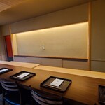 Kamakura Kitajima - 店内は淡い黄土色に少し緑色が入ったような土壁、落ち着きのある濃茶色のカウンターと白木の板場、凛とした空気が漂っています
      お席はカウンター8席と個室6席の合計14席