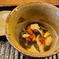 鎌倉 北じま - ②出汁茶碗蒸しの多種茸の薬膳餡掛け
                      舞茸2種、滑子、木耳、松の実、枸杞の実、八角などと微かな紹興酒の薬膳餡を出汁茶碗蒸しに掛けてあります