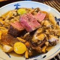 鎌倉 北じま - ⑨炭火焼き葉山石井牛(神奈川県葉山産、石井牧場、月齢37ヶ月、雌)、茸【香茸(山梨県産)、舞茸、滑子、木耳、銀杏】餡添え
                    《葉山石井牛:黒毛和牛とホルスタインの交雑種、サッパリ系赤身肉が特徴》