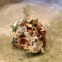 鎌倉 北じま - ⑧金時草&赤蒟蒻&燻りがっこ&クリームチーズ&薄切り蓮根&白化粧、砕き南瓜の種&砕きピーカンナッツ等載せ
                    硬軟乾湿を組み合わせた様々な食感と旨みとコクの調和を白和えという穏やかな味わいでまとめてある