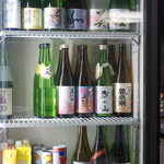 穂の国 - 冷蔵庫に並ぶ日本酒