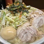 ラーメン二郎 - 小ぶた（1,070円）＋ネギ（120円）＋ニラキムチ（120円）＋味付玉子（120円）、ニンニクコール