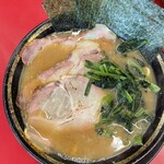 家系ラーメン 王道家直伝 との丸家  - チャーシュー麺