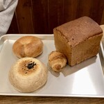 KIBIYA ベーカリー - 黒ゴマ食パン、クロワッサン、あんぱん、プレーンベーグル