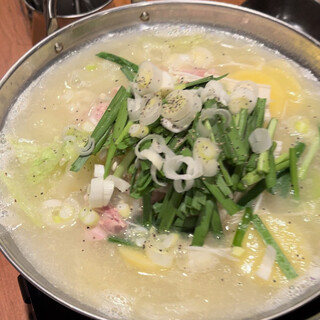 【4時間煮込んだパイタンスープが自慢！】タッカルクッス