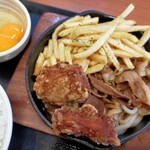 Karayama - おかずアップの図。イモがギッシリ！今回の唐揚げは『濃厚醤油からあげ』。いつもの『カリッともも』よりダークな色味が食欲をそそります。