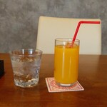 洋式料理とハンバーグのお店 EST - オレンジジュースとお冷 (2023.11.26)